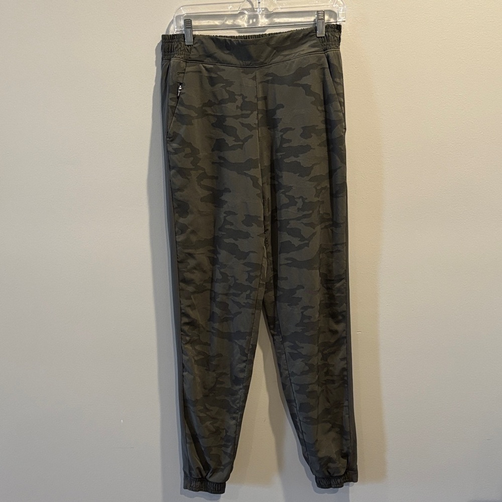 Athleta camo Olive Brooklyn Textured Lined Jogger Pants